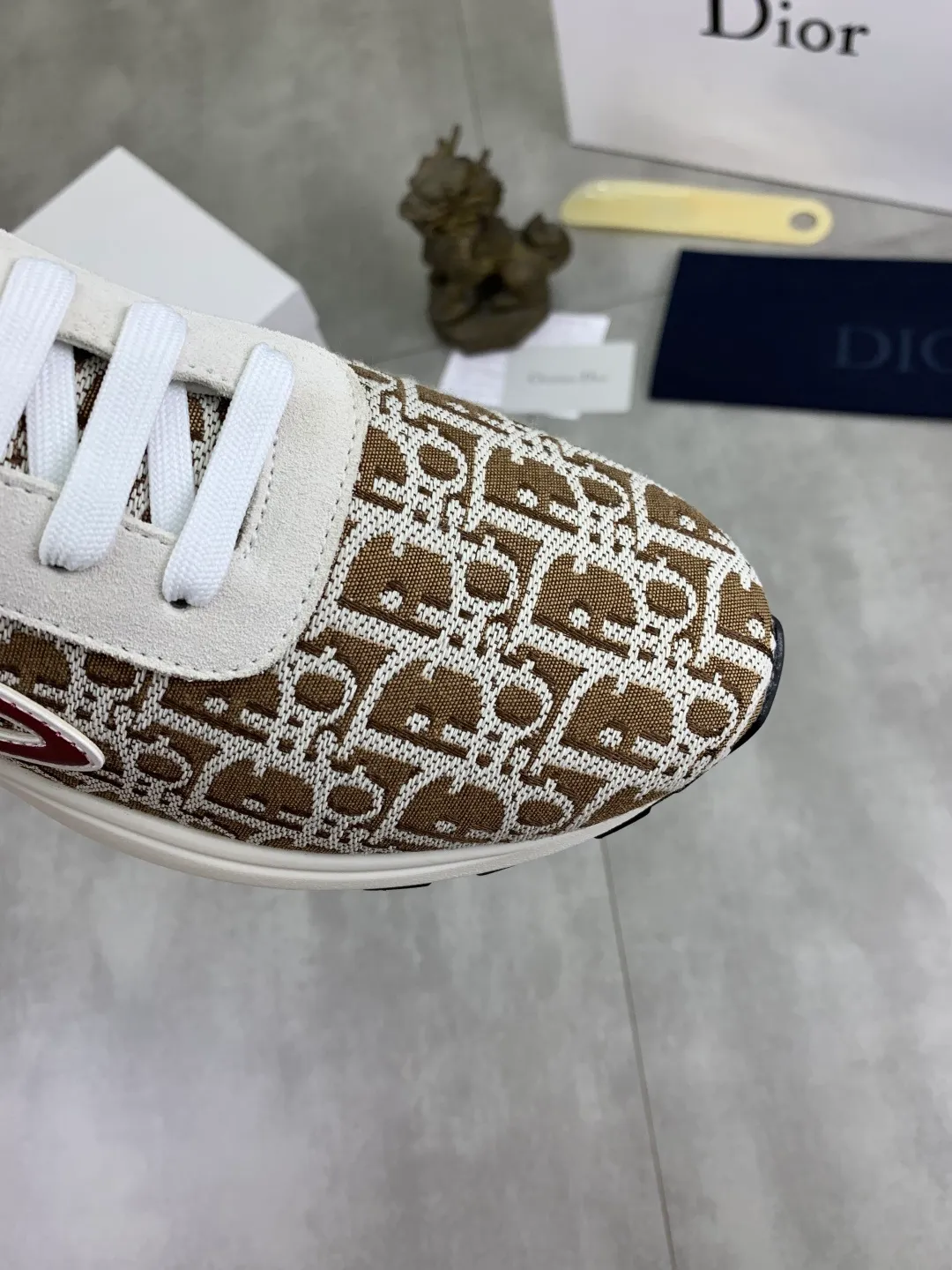 Men's shoes 💰P420 New Dior Chrono 2025 new product B30 series, in white and black fly woven series, decorated with computer-printed CD logo on both sides, star patch on the tongue and Dior logo on the heel, many details highlight the style. The interior is matched with the original color matching mesh, and the interior of the body is supported by low-temperature shaping sheets, and is filled with light feather cotton to keep the interior full and soft against the feet. The exclusive open-molded outsole adopts a one-piece molding process, so there is no need to worry about problems such as the opening and falling of sole decorative accessories. It is light and comfortable to wear, yet strong and wear-resistant. The two-color shoelaces are accessorized with exquisite metal five-pointed star pendants, creating a high-end, trendy and casual look at all times. Color: 5️⃣ colors available, code number: 38-44 (45 customized)